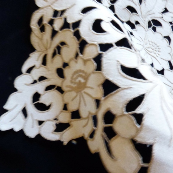 Handmade Ecru Embroidery Cutout work floral lace 18 x 11.25 Table Linen Placemat - Picture 2 of 5